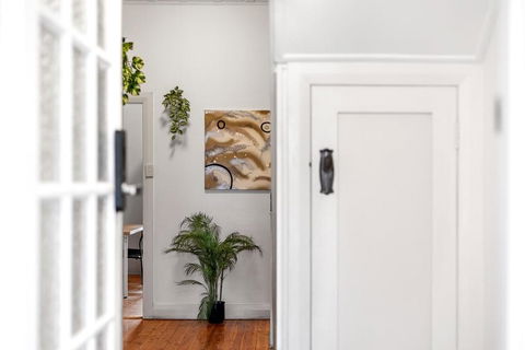 Quaint Double Room - Seconds To Shops & Eateries - Shared Bathroom - Whitsundays Accommodation 3