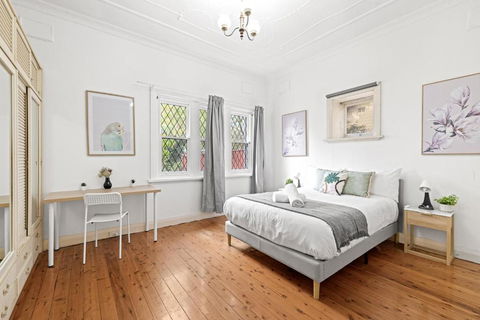 Quaint Double Room - Seconds To Shops & Eateries - Shared Bathroom - Whitsundays Accommodation 1