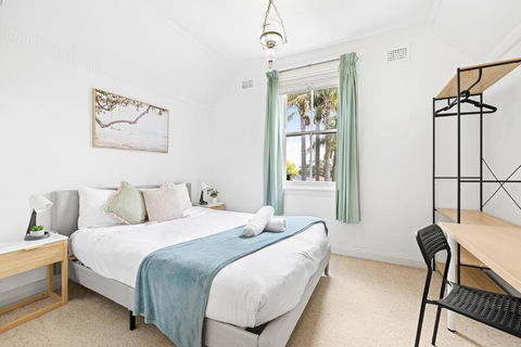 Quaint Double Room - Seconds To Shops & Eateries - Shared Bathroom - Whitsundays Accommodation 2