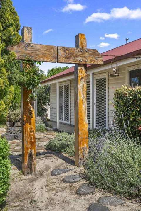 Quaint Garden Oasis With Free Parking - Whitsundays Accommodation 2