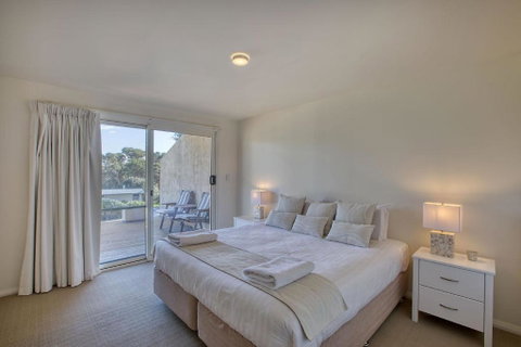 Quarterdeck Apartment - Whitsundays Accommodation 2