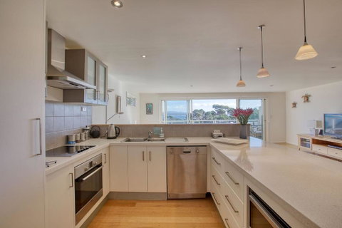 Quarterdeck Apartment - Whitsundays Accommodation 3