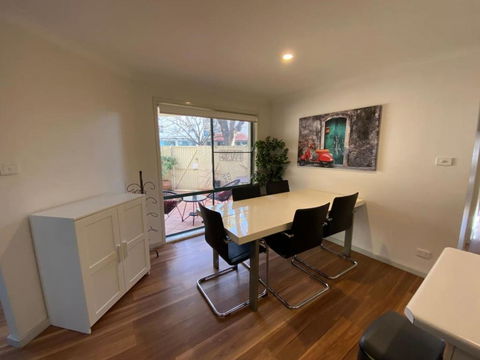 Quiet 2 Bedroom Apt In The Heart Of Old Kingston - Whitsundays Accommodation 1