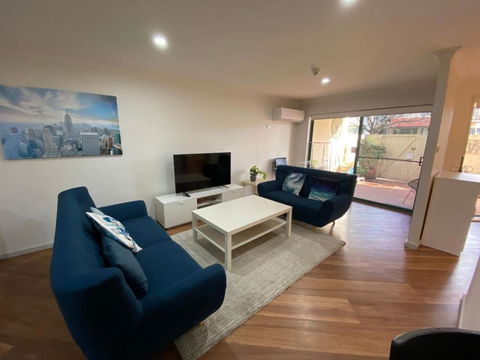 Quiet 2 Bedroom Apt In The Heart Of Old Kingston - Whitsundays Accommodation 0