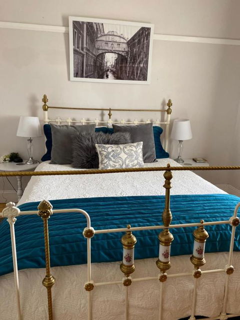 R&R Blue Diamond Luxury Cottage Maryborough, Vic - Whitsundays Accommodation 1