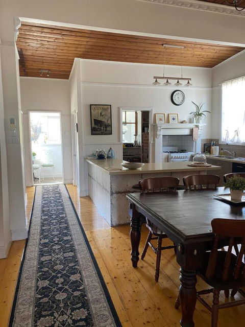 R&R Blue Diamond Luxury Cottage Maryborough, Vic - Whitsundays Accommodation 3