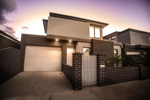 Raven West House I Corporate Or Holiday - Whitsundays Accommodation 0