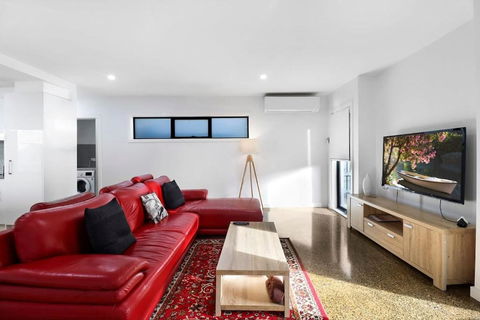 Raven West House I Corporate Or Holiday - Whitsundays Accommodation 1