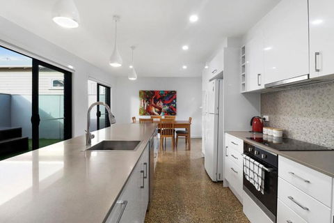 Raven West House I Corporate Or Holiday - Whitsundays Accommodation 3