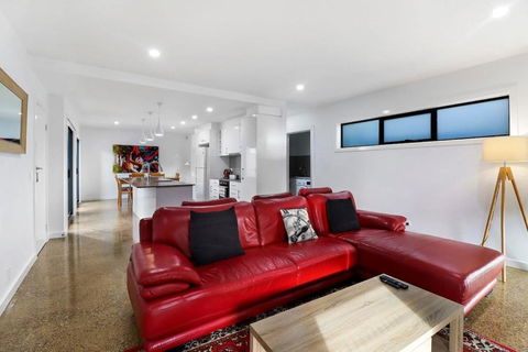 Raven West House I Corporate Or Holiday - Whitsundays Accommodation 2