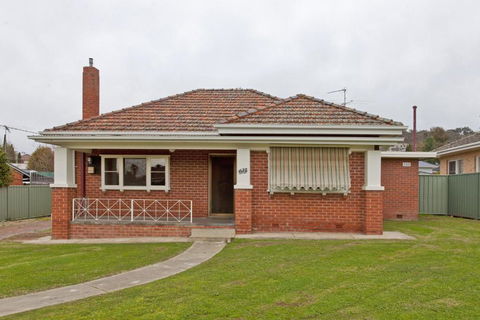 Red Brick Beauty - Central Cottage - Whitsundays Accommodation 0