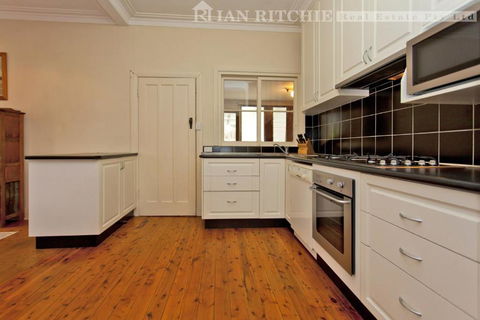 Red Brick Beauty - Central Cottage - Whitsundays Accommodation 1
