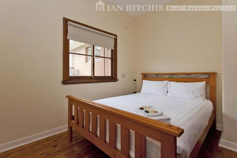 Red Brick Beauty - Central Cottage - Whitsundays Accommodation 2