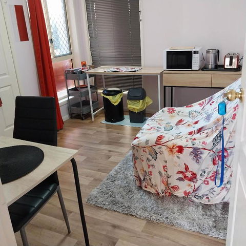 Red Cottage FEMALE ONLY BUDGET STAYS With Bedroom Plus Private Kitchenette Room - Whitsundays Accommodation 3