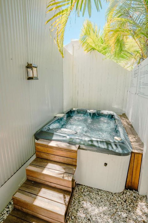 Private Outdoor Spa, Fire Pit, Cinema Room - THE COTTAGE COOLUM BEACH - Whitsundays Accommodation 0