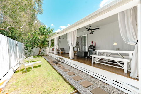 Private Outdoor Spa, Fire Pit, Cinema Room - THE COTTAGE COOLUM BEACH - Whitsundays Accommodation 3