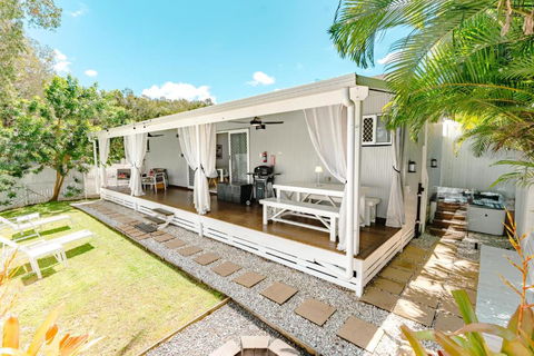 Private Outdoor Spa, Fire Pit, Cinema Room - THE COTTAGE COOLUM BEACH - Whitsundays Accommodation 1