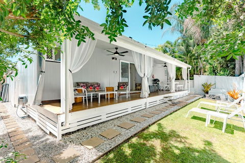 Private Outdoor Spa, Fire Pit, Cinema Room - THE COTTAGE COOLUM BEACH - Whitsundays Accommodation 2