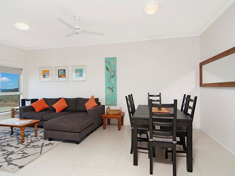 Avalon 3 - Views To Die For - Across The Road From Convent Beach - Whitsundays Accommodation 3