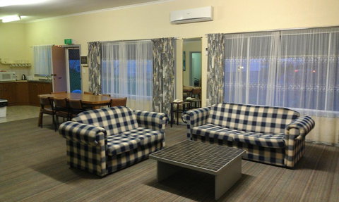 Avalon Motel - Whitsundays Accommodation 2