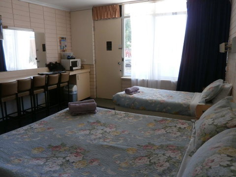 Avenue Motel - Whitsundays Accommodation 3