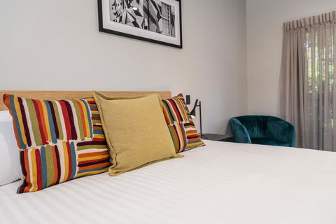 AVENUE MOTEL APARTMENTS - Whitsundays Accommodation 0