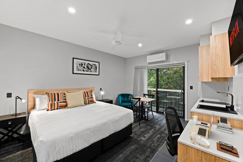 AVENUE MOTEL APARTMENTS - Whitsundays Accommodation 1