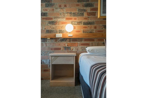 Avoca Beach Hotel - Whitsundays Accommodation 1