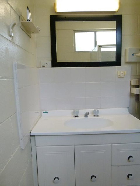 Azalea Motel - Whitsundays Accommodation 2