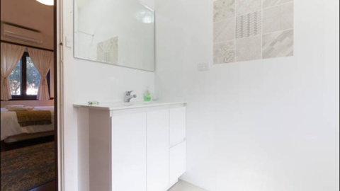 B4 Apartment Close To City, UWA, Nedlands & Swan River - Whitsundays Accommodation 3