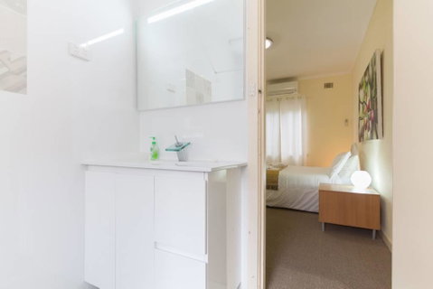 B5 Close To Nedlands, Cafes, Swan River, SCGH & UWA - Whitsundays Accommodation 2