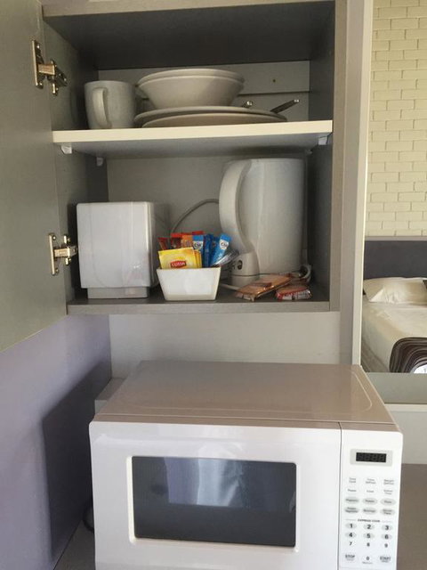 Bakery Park Motor Inn - Whitsundays Accommodation 1