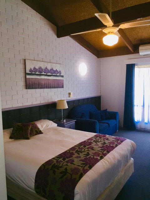 Bakery Park Motor Inn - Whitsundays Accommodation 3