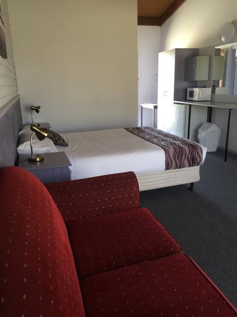 Bakery Park Motor Inn - Whitsundays Accommodation 0