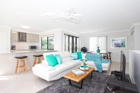 Beach Breeze Holiday House - Whitsundays Accommodation 0