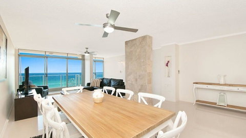 Beachfront Apt Main Beach - Whitsundays Accommodation 1