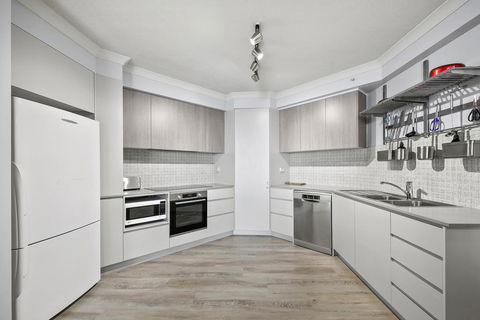 Beachfront Luxury 3 Bedroom In The Heart Of Surfers Paradise - Ocean Views Plus Indoor/outdoor Pool - Whitsundays Accommodation 1
