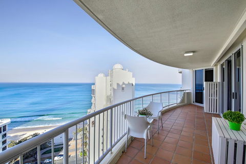 Beachfront Luxury 3 Bedroom In The Heart Of Surfers Paradise - Ocean Views Plus Indoor/outdoor Pool - Whitsundays Accommodation 3