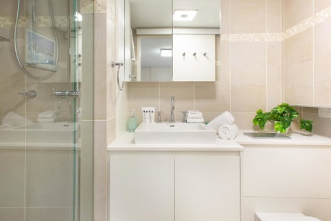 Beachfront Manly Apartment With Parking And Balcony - Whitsundays Accommodation 2