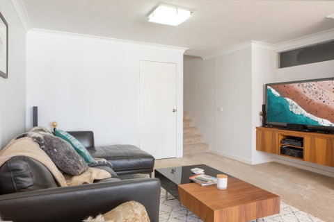 Beachfront Manly Apartment With Parking And Balcony - Whitsundays Accommodation 3