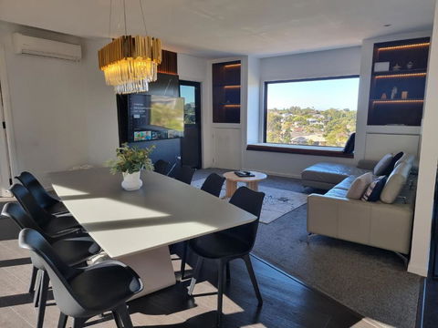 RESIDENTIAL 4 BEDROOM House - Whitsundays Accommodation 0