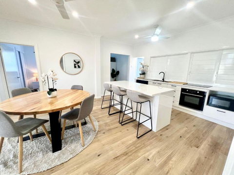 Renovated Queenslander - Upstairs 2km To Stadium - Whitsundays Accommodation 0