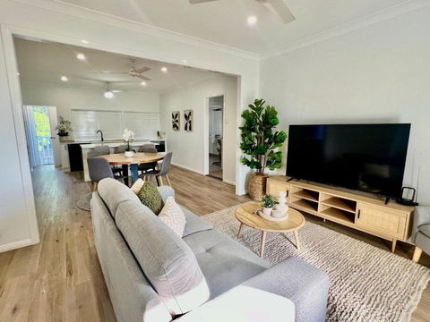 Renovated Queenslander - Upstairs 2km To Stadium - Whitsundays Accommodation 1