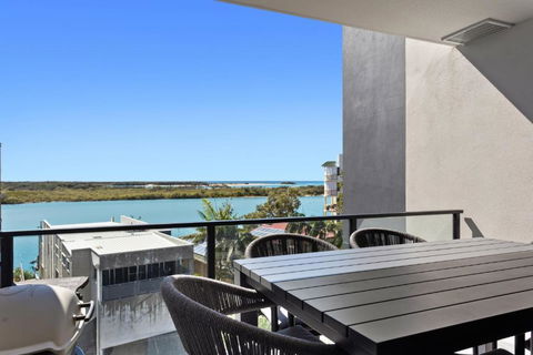 Riverfront 2-Bed With Pool, Sauna, Gym & Views - Whitsundays Accommodation 1