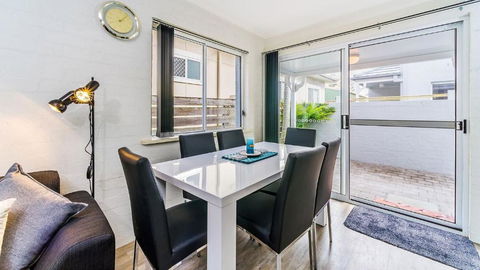 RED Rock - Townhouse In Town - Whitsundays Accommodation 1
