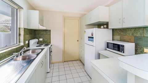 RED Rock - Townhouse In Town - Whitsundays Accommodation 2