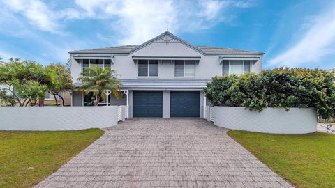 RED Rock - Townhouse In Town - Whitsundays Accommodation 0