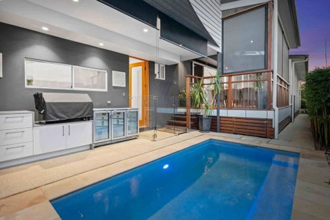 Redcliffe CBD Family Beach House - Whitsundays Accommodation 0