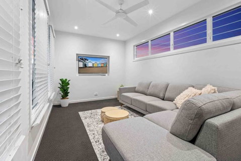 Redcliffe CBD Family Beach House - Whitsundays Accommodation 2