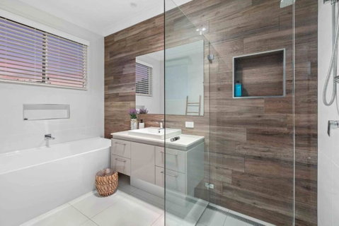 Redcliffe CBD Family Beach House - Whitsundays Accommodation 3